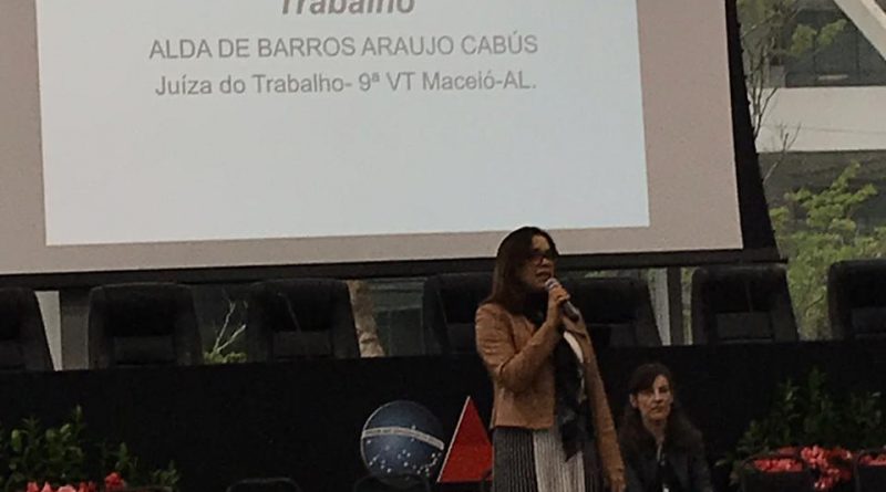 Juíza do Trabalho Alda Barros Araujo Cabús palestra em evento da ESA RS, em Porto Alegre