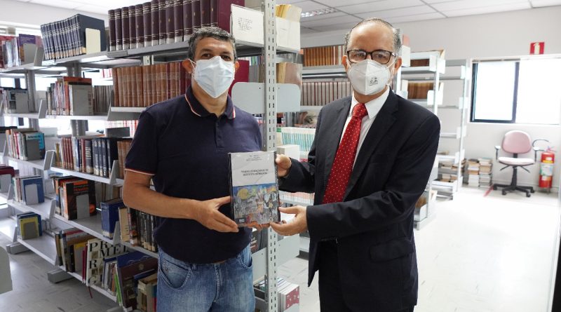 Juiz Henrique Cavalcante doa livro para a Ejud com artigo de seu pós-doutorado