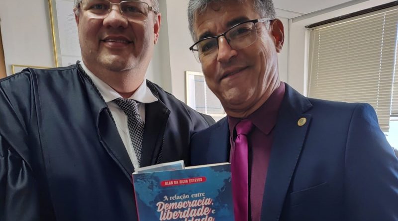 Presidente da Amatra19, juiz Alonso Filho prestigia livro sobre a relação da democracia, liberdade e igualdade lançado pelo juiz Alan Esteves